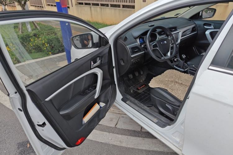 Used Geely Auto Emgrand 2017 Sedan Million Edition 1.5L Manual Upward Connect Version Driver Seat