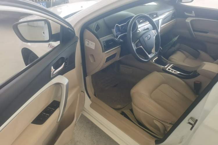 Used Geely Auto Emgrand 2017 Sedan Million Edition 1.5L CVT Luxury Model Driver Seat