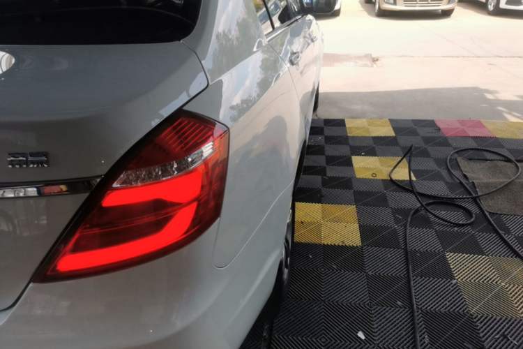 Used Geely Auto Emgrand 2017 Sedan Million Edition 1.5L CVT Upward Version Exterior 3