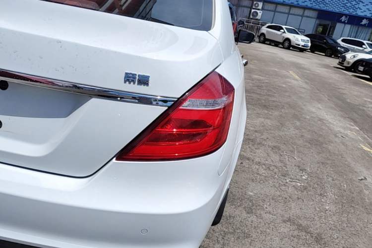 Used Geely Auto Emgrand 2017 Sedan Million Edition 1.5L CVT Upward Version Exterior 3