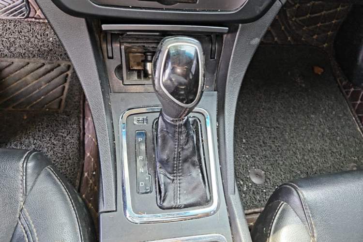 Used Geely Auto Emgrand 2017 Hatchback RS Million Edition 1.5L CVT Upward Version Gear Lever