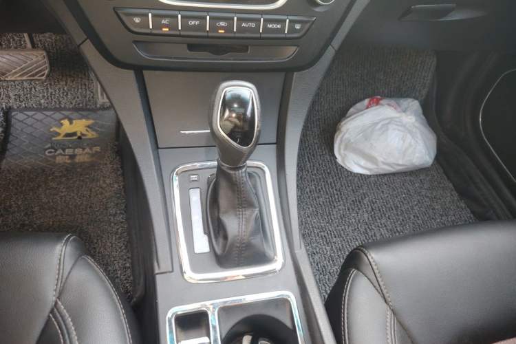 Used Geely Auto Emgrand 2017 Hatchback RS Million Edition 1.5L CVT Upward Version Gear Lever