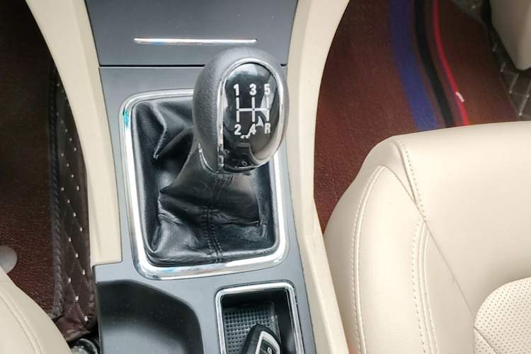 Used Geely Auto Emgrand 2017 Sedan Million Edition 1.5L Manual Luxury Model Gear Lever