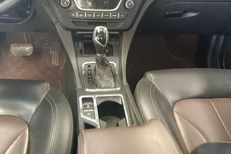 Used Geely Auto Emgrand 2017 Hatchback RS Million Edition 1.5L CVT Upward Version Gear Lever