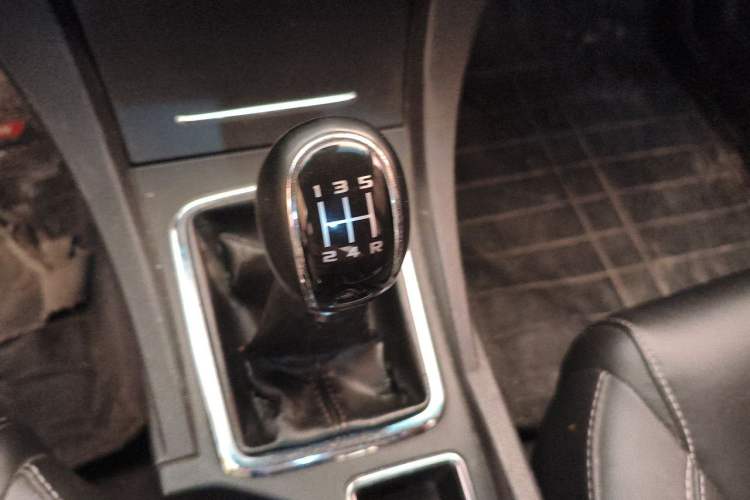 Used Geely Auto Emgrand 2017 Sedan Million Edition 1.5L Manual Upward Connect Version Gear Lever