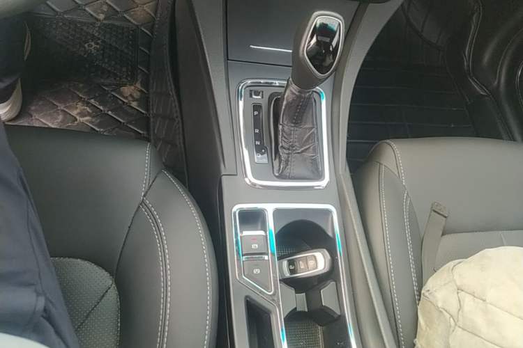 Used Geely Auto Emgrand 2017 Sedan Million Edition 1.5L CVT Upward Connectivity Version Gear Lever