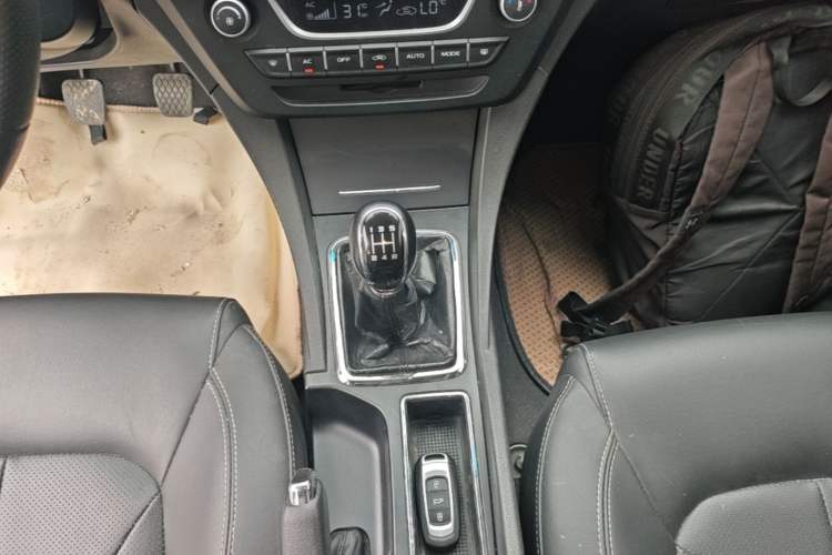 Used Geely Auto Emgrand 2017 Sedan Million Edition 1.5L Manual Upward Connect Version Gear Lever
