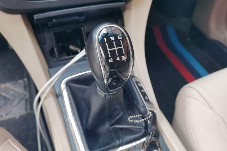 Used Geely Auto Emgrand 2017 Sedan Million Edition 1.5L Manual Luxury Model Gear Lever