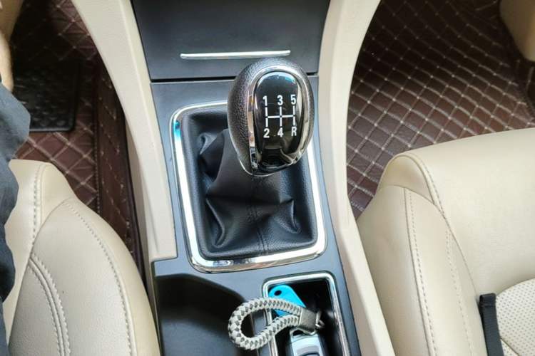 Used Geely Auto Emgrand 2017 Sedan Million Edition 1.5L Manual Luxury Model Gear Lever