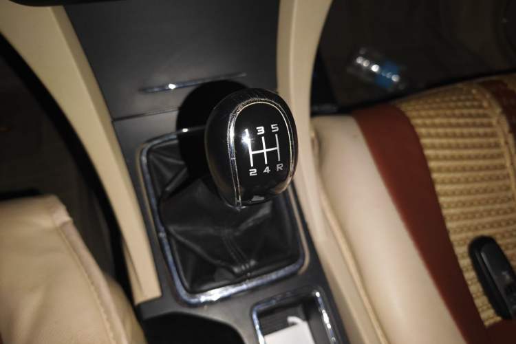 Used Geely Auto Emgrand 2017 Sedan Million Edition 1.5L Manual Luxury Model Gear Lever