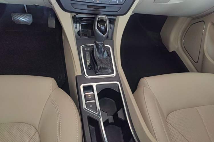 Used Geely Auto Emgrand 2017 Sedan Million Edition 1.5L CVT Luxury Model Gear Lever