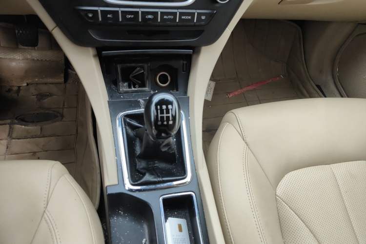 Used Geely Auto Emgrand 2017 Sedan Million Edition 1.5L Manual Luxury Model Gear Lever