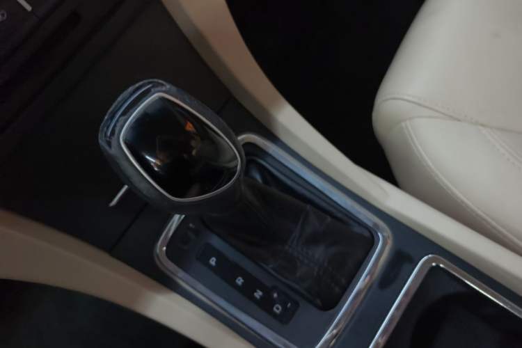 Used Geely Auto Emgrand 2017 Sedan Million Edition 1.5L CVT Luxury Model Gear Lever