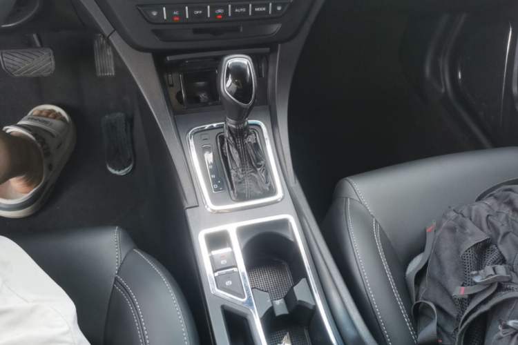Used Geely Auto Emgrand 2017 Sedan Million Edition 1.5L CVT Upward Version Gear Lever