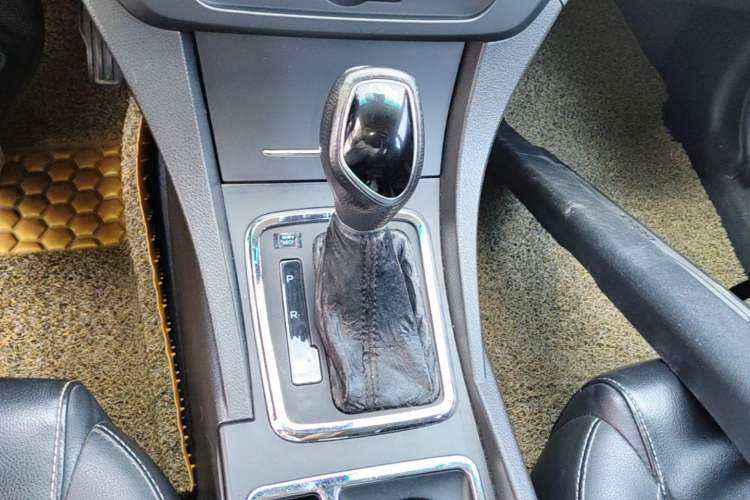 Used Geely Auto Emgrand 2017 Sedan Million Edition 1.5L CVT Upward Version Gear Lever