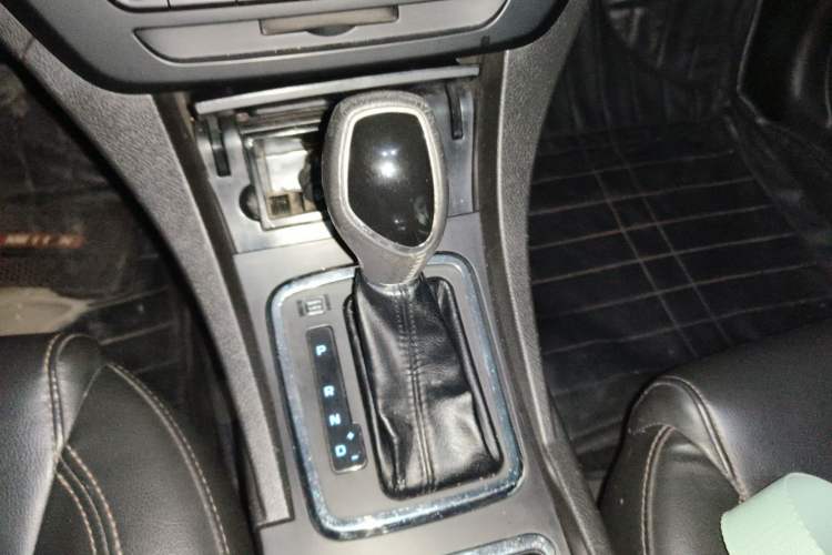 Used Geely Auto Emgrand 2017 Hatchback RS Million Edition 1.5L CVT Upward Version Gear Lever