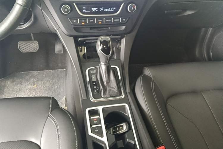 Used Geely Auto Emgrand 2017 Sedan Million Edition 1.5L CVT Upward Connectivity Version Gear Lever