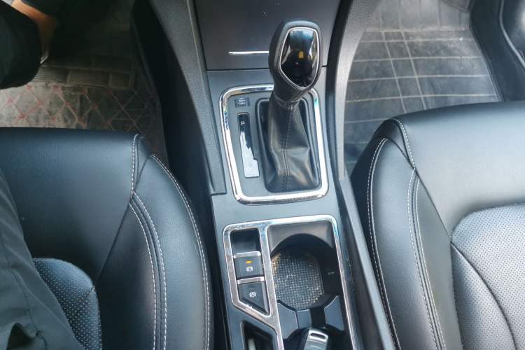 Used Geely Auto Emgrand 2017 Sedan Million Edition 1.5L CVT Upward Version Gear Lever