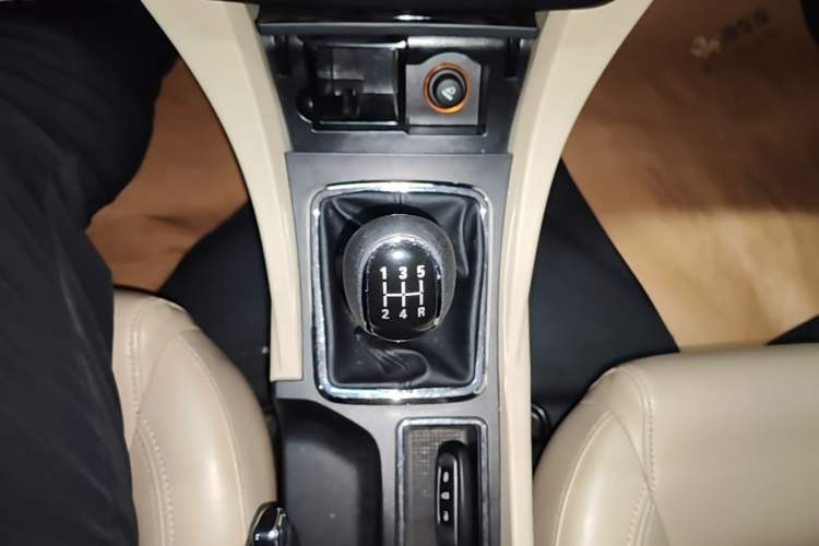 Used Geely Auto Emgrand 2017 Sedan Million Edition 1.5L Manual Luxury Model Gear Lever