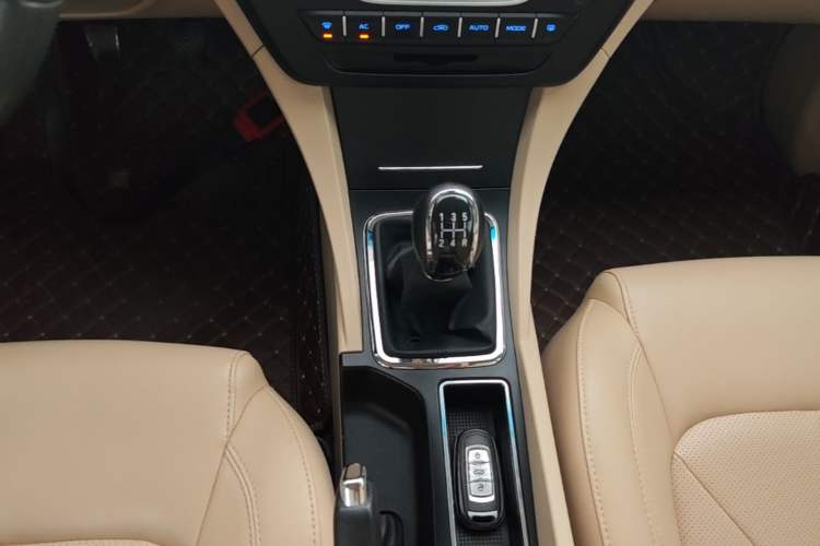 Used Geely Auto Emgrand 2017 Sedan Million Edition 1.5L Manual Luxury Model Gear Lever