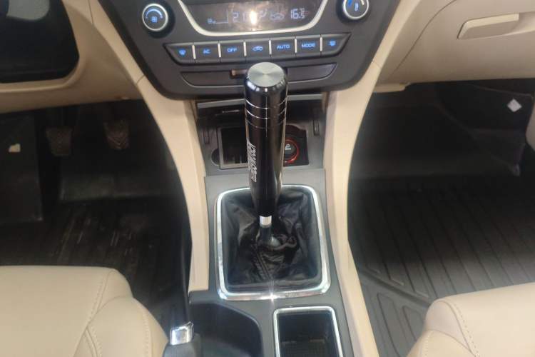 Used Geely Auto Emgrand 2017 Sedan Million Edition 1.5L Manual Luxury Model Gear Lever