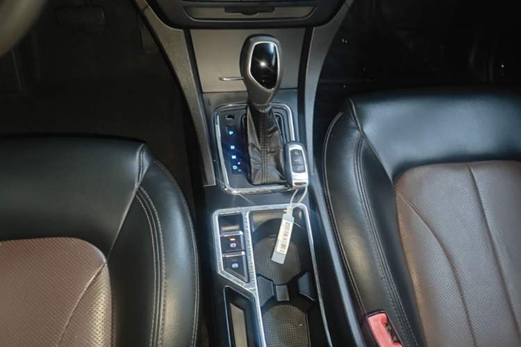 Used Geely Auto Emgrand 2017 Hatchback RS Million Edition 1.5L CVT Upward Version Gear Lever