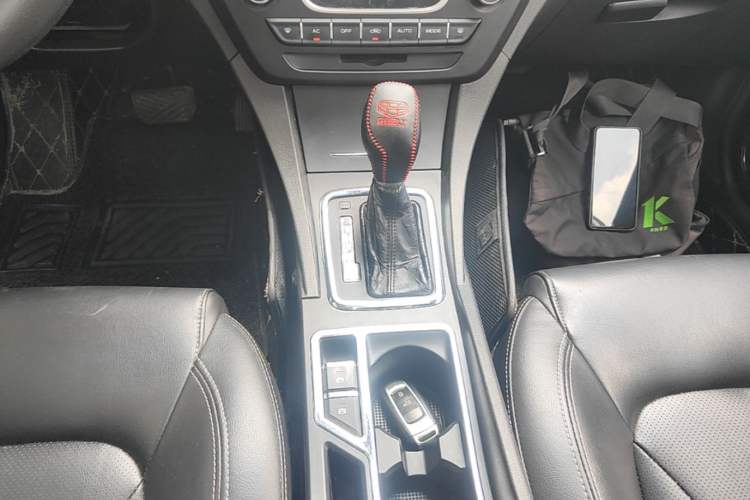 Used Geely Auto Emgrand 2017 Sedan Million Edition 1.5L CVT Upward Version Gear Lever