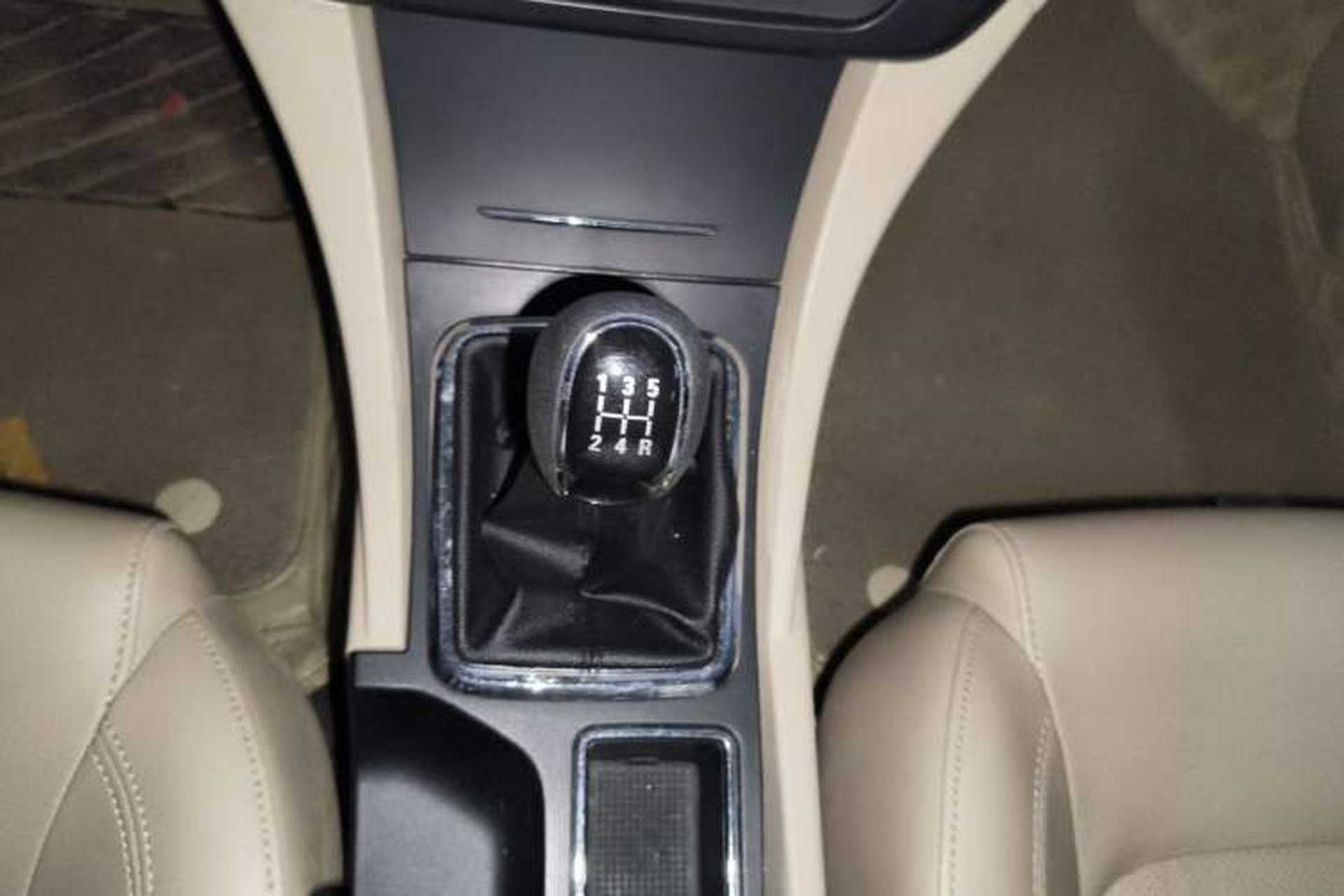 Used Geely Auto Emgrand 2017 Sedan Million Edition 1.5L Manual Luxury Model Gear Lever