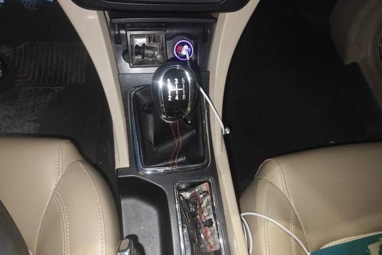 Used Geely Auto Emgrand 2017 Sedan Million Edition 1.5L Manual Luxury Model Gear Lever