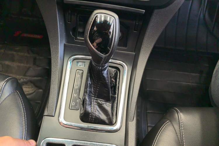 Used Geely Auto Emgrand 2017 Sedan Million Edition 1.5L CVT Upward Version Gear Lever