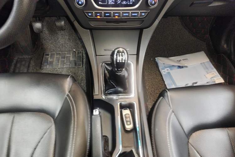 Used Geely Auto Emgrand 2017 Sedan Million Edition 1.5L Manual Upward Connect Version Gear Lever