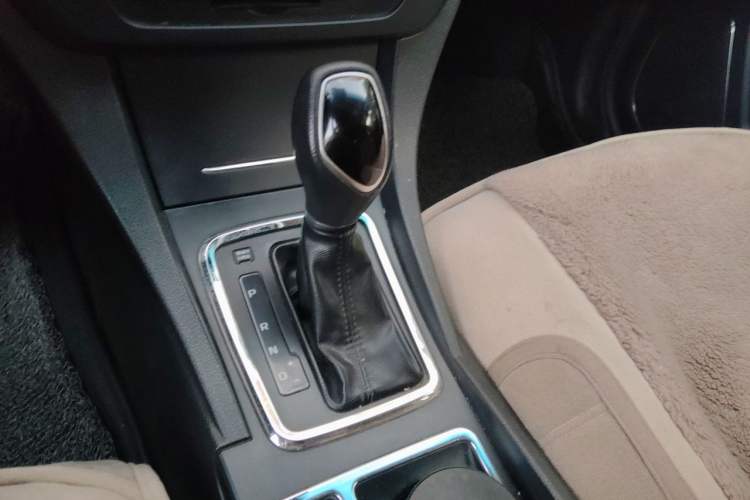 Used Geely Auto Emgrand 2017 Sedan Million Edition 1.5L CVT Upward Version Gear Lever