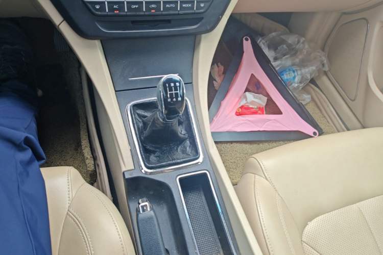 Used Geely Auto Emgrand 2017 Sedan Million Edition 1.5L Manual Luxury Model Gear Lever
