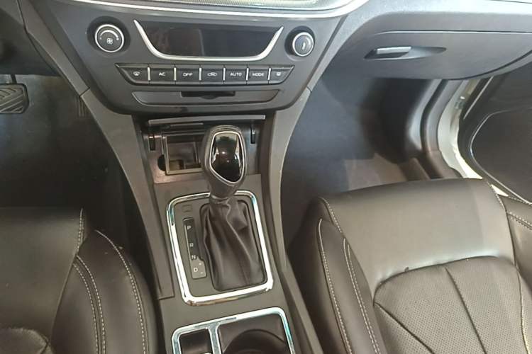 Used Geely Auto Emgrand 2017 Sedan Million Edition 1.5L CVT Upward Version Gear Lever