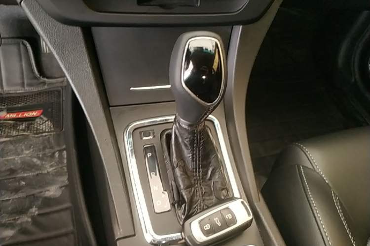 Used Geely Auto Emgrand 2017 Sedan Million Edition 1.5L CVT Upward Version Gear Lever
