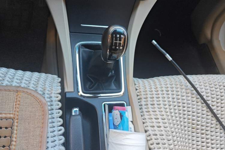 Used Geely Auto Emgrand 2017 Sedan Million Edition 1.5L Manual Luxury Model Gear Lever