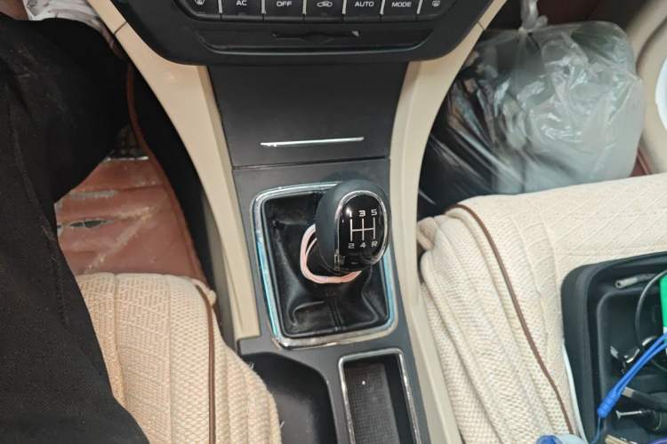 Used Geely Auto Emgrand 2017 Sedan Million Edition 1.5L Manual Luxury Model Gear Lever