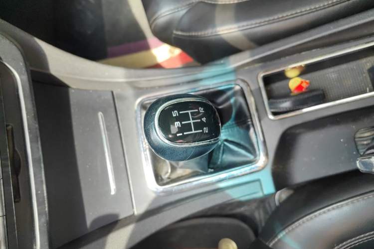 Used Geely Auto Emgrand 2017 Hatchback RS Million Edition 1.5L Manual Upward Version Gear Lever