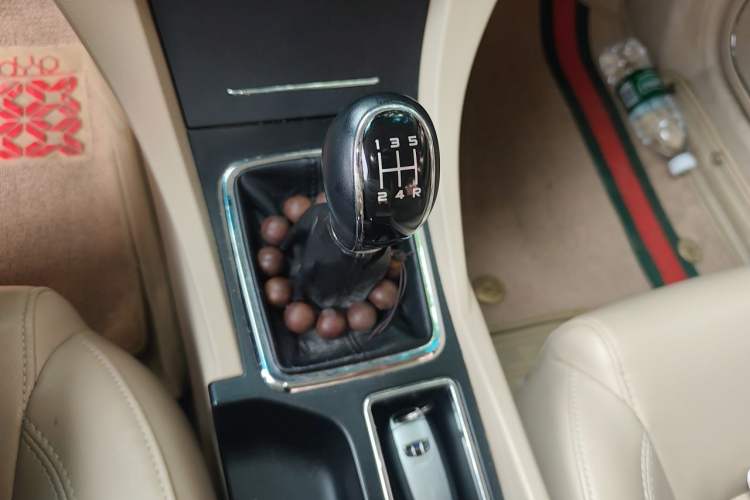 Used Geely Auto Emgrand 2017 Sedan Million Edition 1.5L Manual Luxury Model Gear Lever