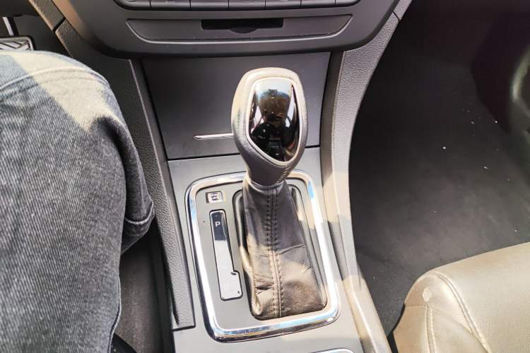 Used Geely Auto Emgrand 2017 Hatchback RS Million Edition 1.5L CVT Upward Version Gear Lever