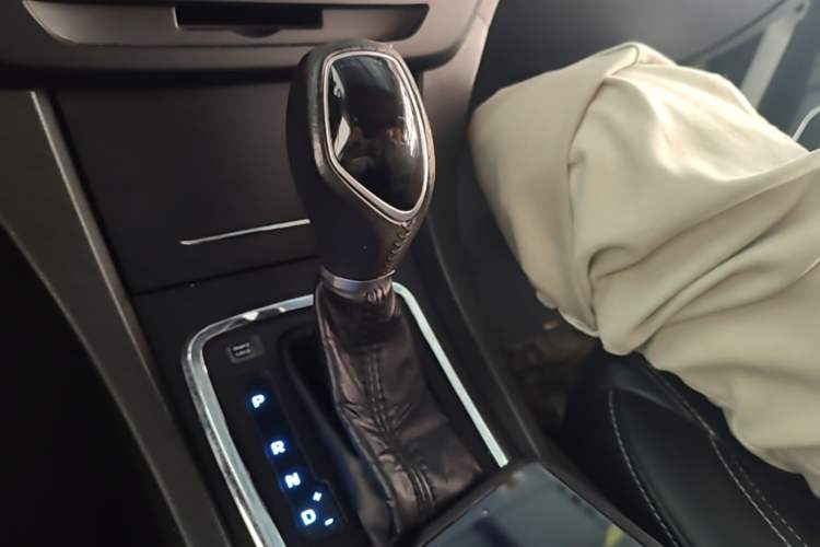 Used Geely Auto Emgrand 2017 Sedan Million Edition 1.5L CVT Upward Version Gear Lever
