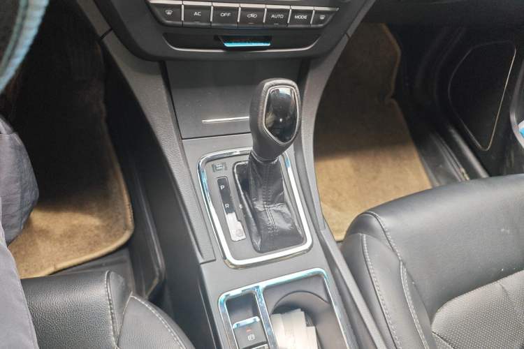 Used Geely Auto Emgrand 2017 Sedan Million Edition 1.5L CVT Upward Version Gear Lever