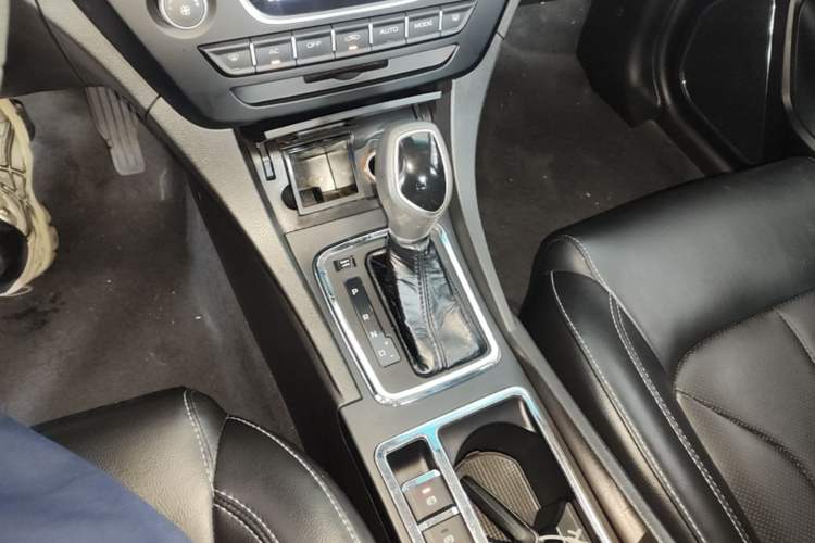 Used Geely Auto Emgrand 2017 Sedan Million Edition 1.5L CVT Upward Version Gear Lever