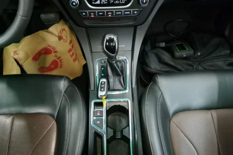 Used Geely Auto Emgrand 2017 Hatchback RS Million Edition 1.5L CVT Upward Version Gear Lever
