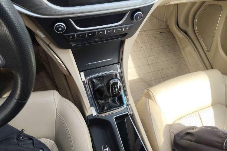 Used Geely Auto Emgrand 2017 Sedan Million Edition 1.5L Manual Luxury Model Gear Lever