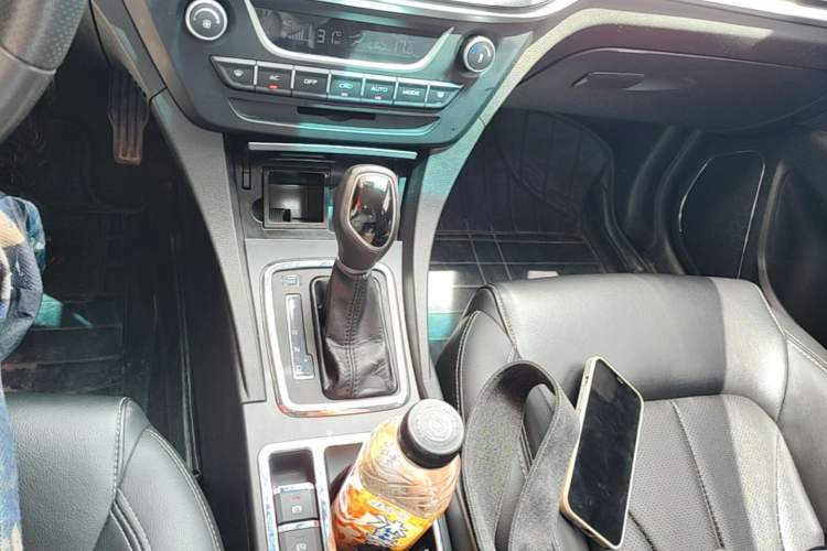 Used Geely Auto Emgrand 2017 Sedan Million Edition 1.5L CVT Upward Version Gear Lever