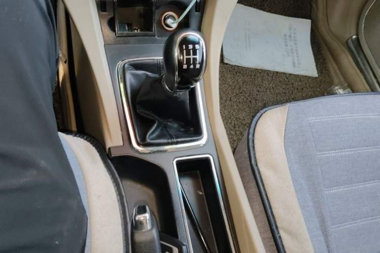 Used Geely Auto Emgrand 2017 Sedan Million Edition 1.5L Manual Luxury Model Gear Lever