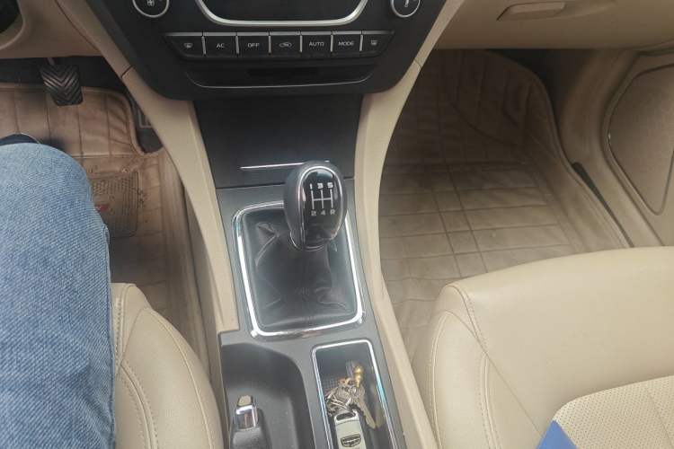 Used Geely Auto Emgrand 2017 Sedan Million Edition 1.5L Manual Luxury Model Gear Lever