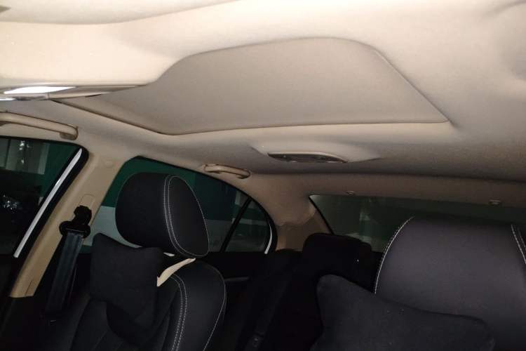 Used Geely Auto Emgrand 2017 Sedan Million Edition 1.5L CVT Upward Connectivity Version Headliner
