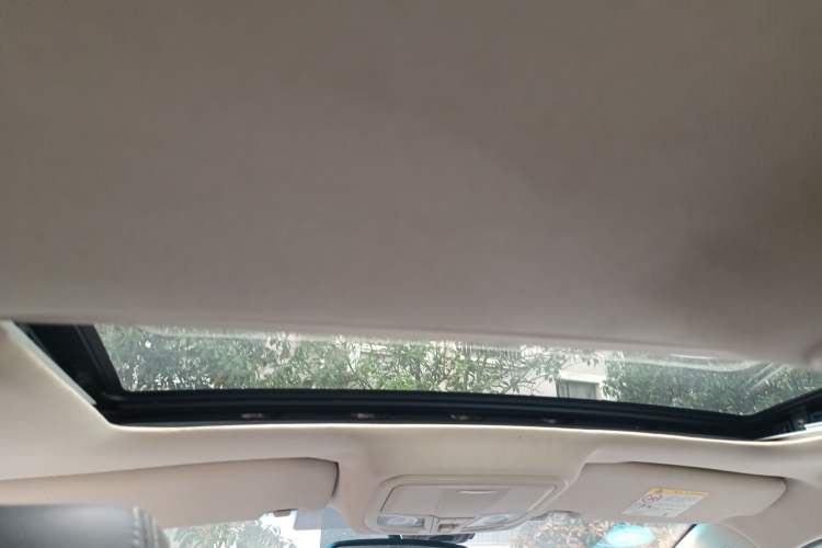 Used Geely Auto Emgrand 2017 Sedan Million Edition 1.5L CVT Upward Connectivity Version Headliner